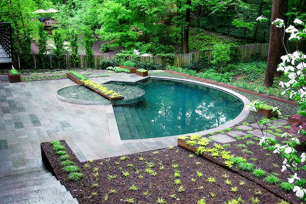 Mẫu bể bơi đẹp tạo ra không gian gần gũi với thiên nhiên.
