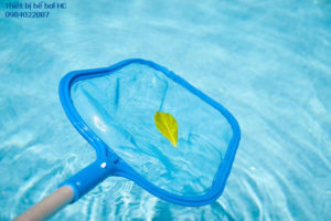 Vợt rác bể bơi giúp làm sạch bể bơi dễ dàng.