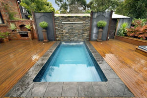 Bể bơi giúp căn nhà bạn trở nên hài hòa mềm mại hơn.