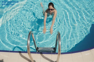 Thang bể bơi 3 bậc giúp lên xuống bể bơi dễ dàng.