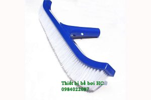 Hai đầu bàn chải cong giúp chải sạch mọi ngõ ngách trong bể.